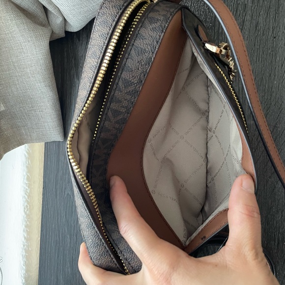 New , Authentic Michael Kors brown jet set Crossbody bag - Picture 8 of 15
